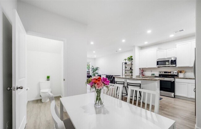Building Photo - Updated 2BD, 2.5BA Townhome in Centennial ...