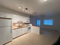 Building Photo - 420 SW 25th Ave
