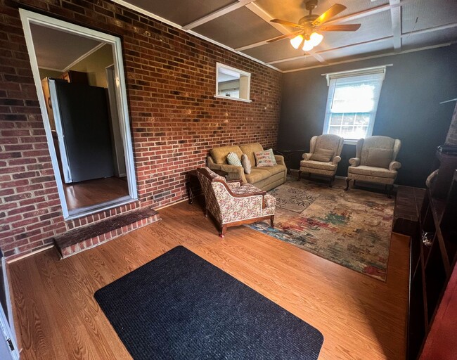 Building Photo - Charming 3 bedroom, 1 1/2 bathroom home in...