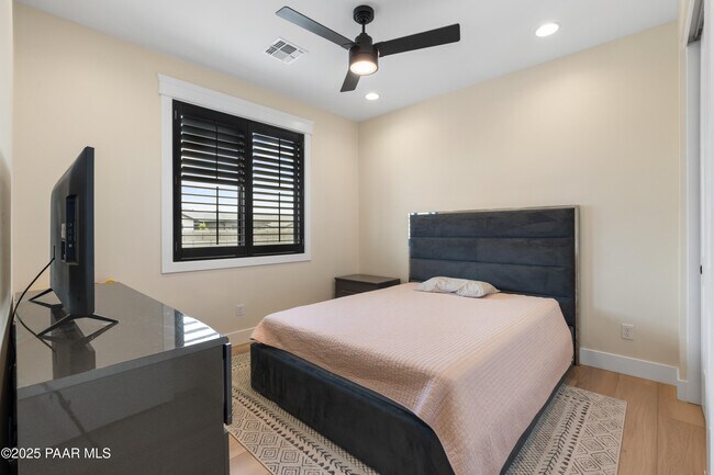 Building Photo - 5999 Finch Pl