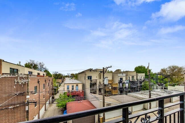 Building Photo - 2032 W Division St