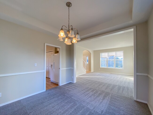 Building Photo - Stunning 4 Bed + 2.5 Bath House in Lake Oswego | Private Backyard, Open Floor Concept, Air Condit...
