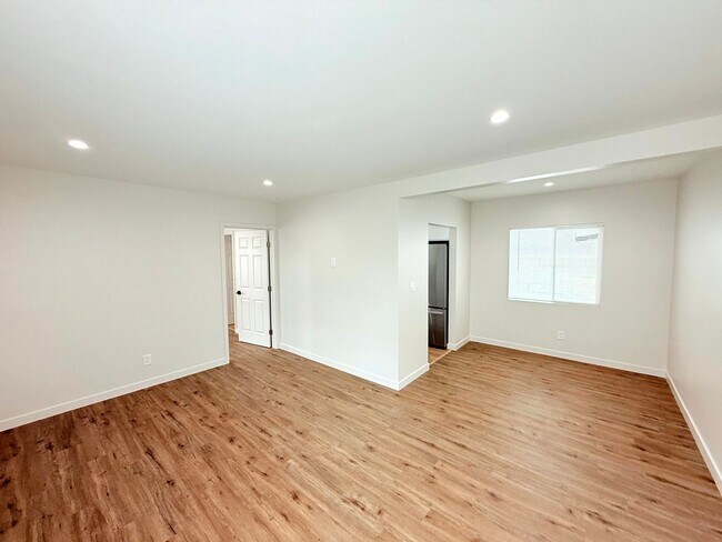 Primary Photo - 2302-2306 N Frederic St
