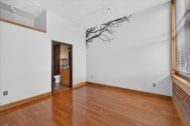 Building Photo - 1627 Locust St