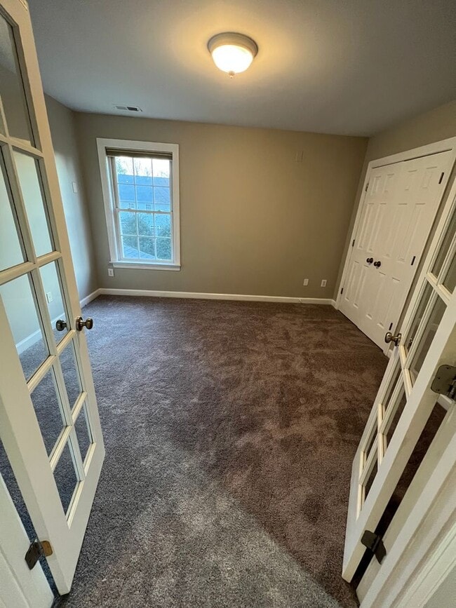 Building Photo - Beautiful 5 bedroom Executive Home In Wakefield