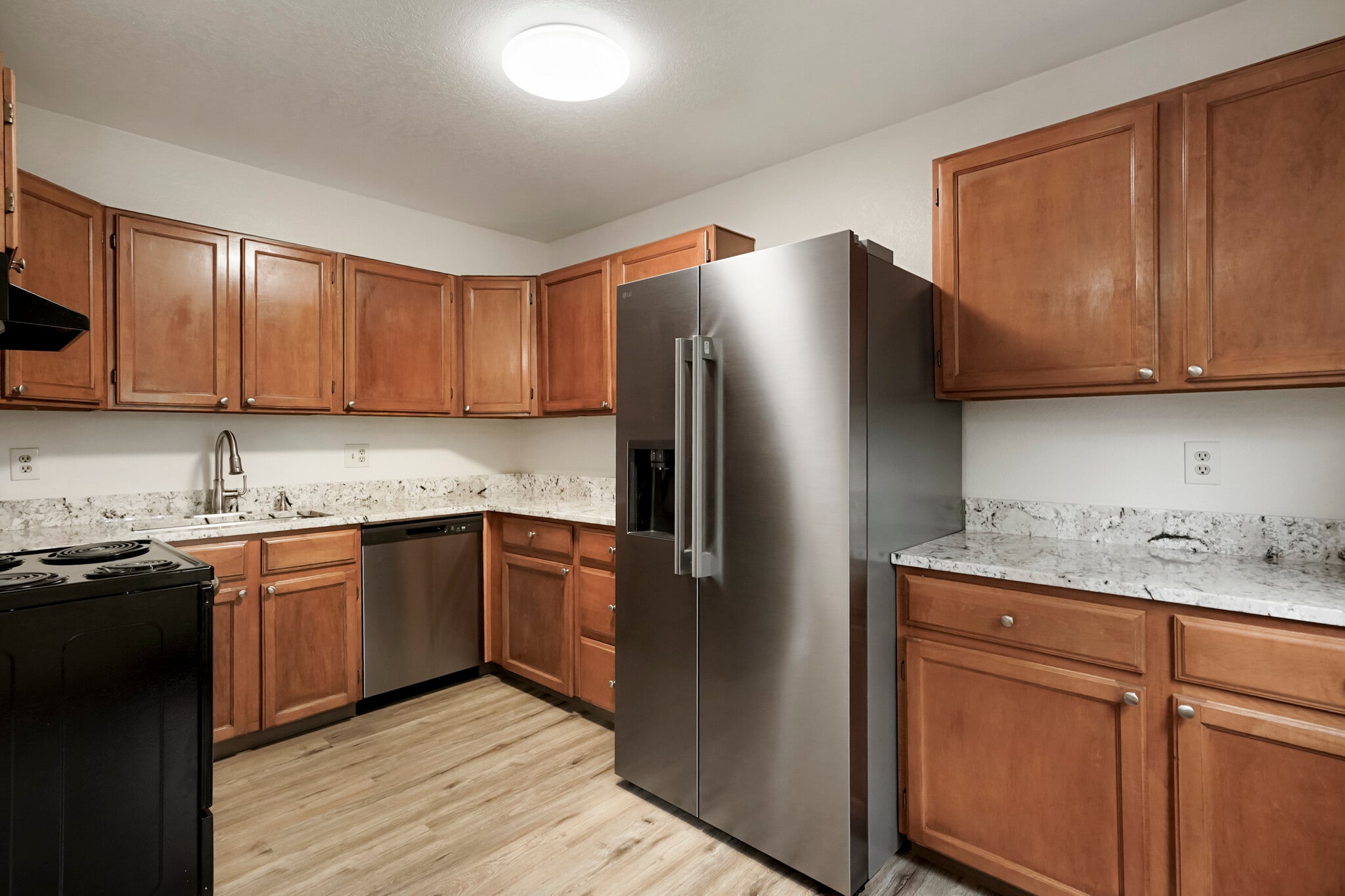Kitchen with new granite countertops - 11554 Community Center Dr