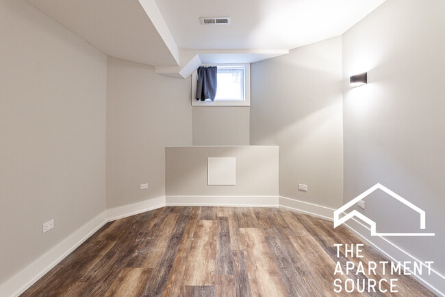 Building Photo - 2509 W Diversey Ave