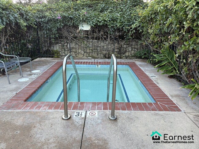 Building Photo - 2 + 1.5 Charming Remodeled Townhouse in th...