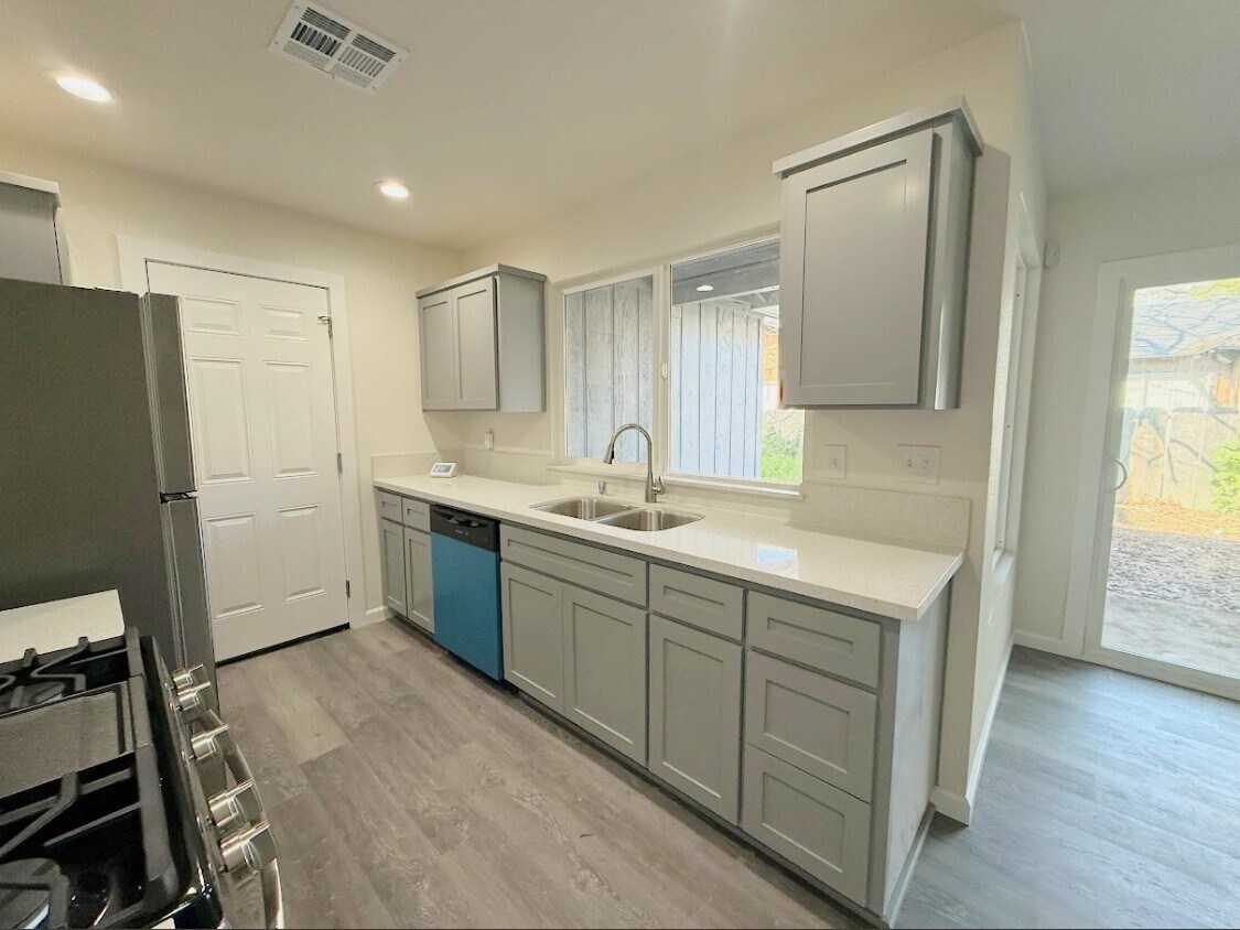 Building Photo - 1422 Lansing St