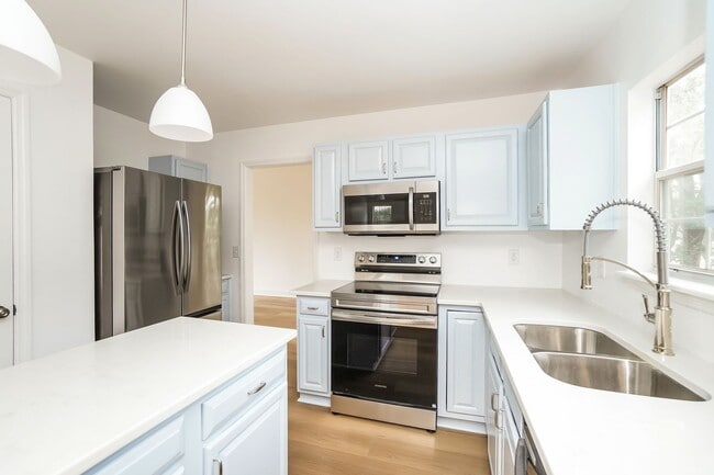 Building Photo - Stunning 3-bedroom, 2.5-bathroom home located in desirable Mt. Pleasant, SC