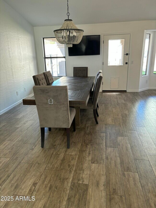 Building Photo - 1302 W Honeysuckle Ln