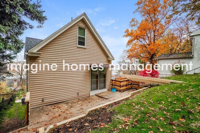 Building Photo - Spacious 3 Bed 2 Bath in McKees Rocks