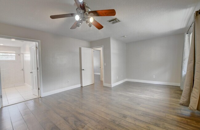 Building Photo - 6165 Belleza Ln