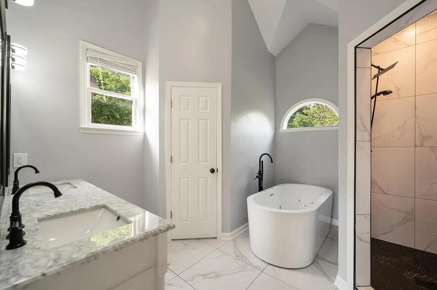 Building Photo - 6844 Collinswood Dr