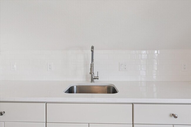 Building Photo - Fully Renovated 1 Bedroom 1 Bath Apartment...