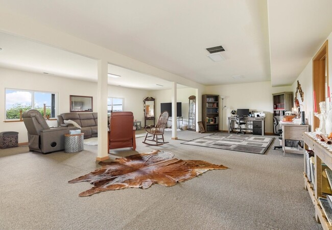 Building Photo - Gorgeous Lower Level Apartment Ready For a...