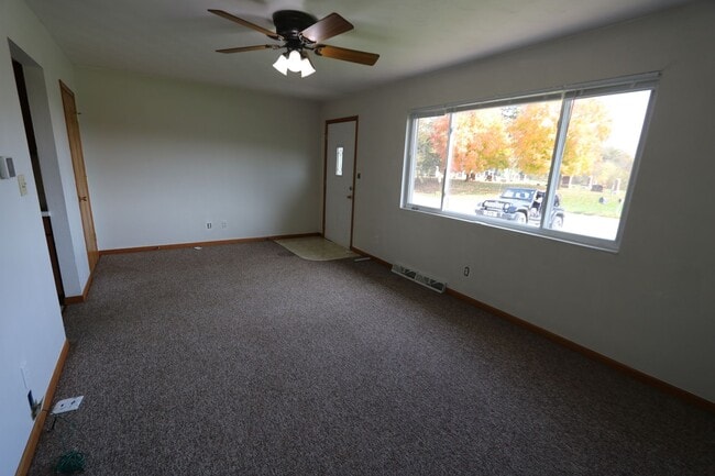 Building Photo - 2 Bedroom 1 Bath