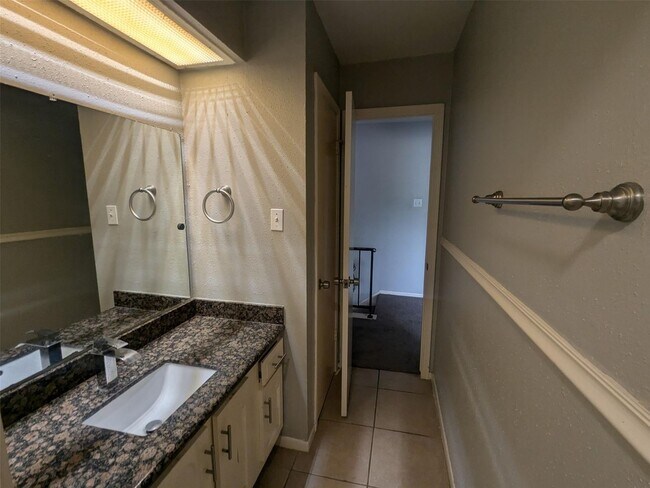 Building Photo - MOVE-IN READY 4 BED/ 2.5 BATH HOME IN MIDD...