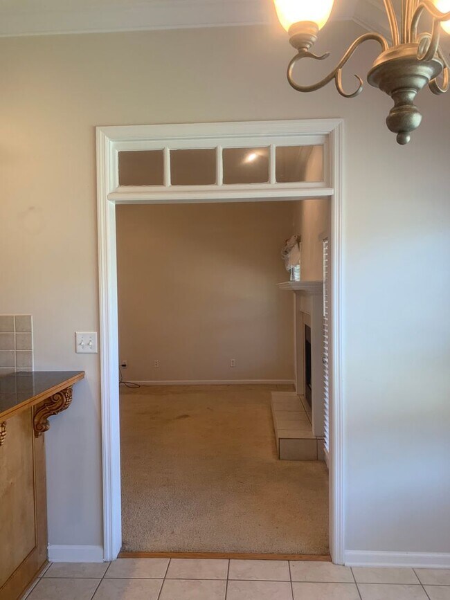 Building Photo - 4bd/2ba located in the Highlands Subdivision right off of Bemiss.