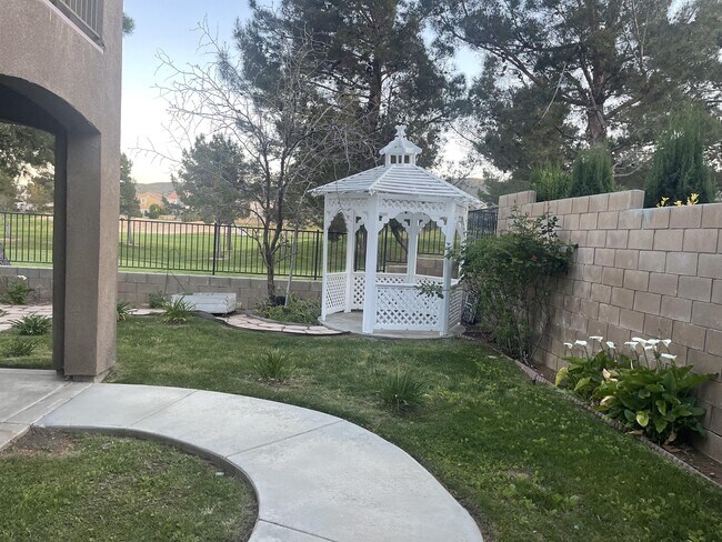 Building Photo - 4350 Club Vista Dr