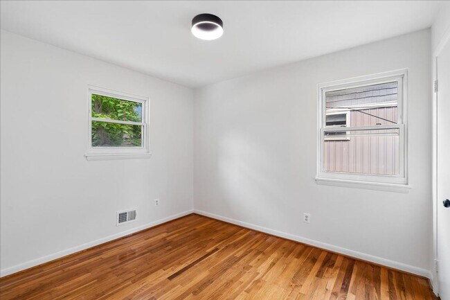 Building Photo - Remodeled in great location! 4 bedrooms 2 FB Walk to Metro