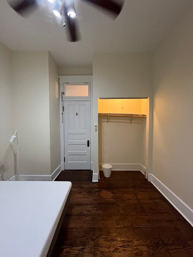 Building Photo - 1359 E 57th St