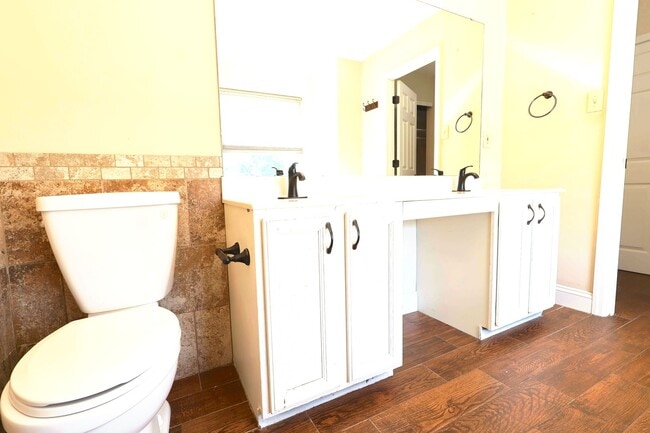 Building Photo - 5 Bed 3.5 Bath Chesterfield Charmer