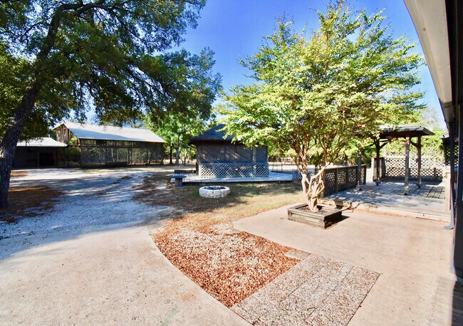 Building Photo - Gorgeous 4 Bedroom 2 Bathroom Kempner Home!
