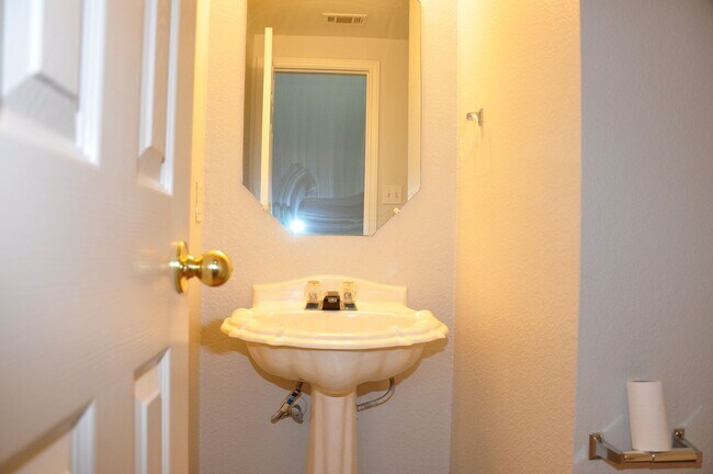 Building Photo - 4 Bedroom 2.5 Bath in Block House Creek