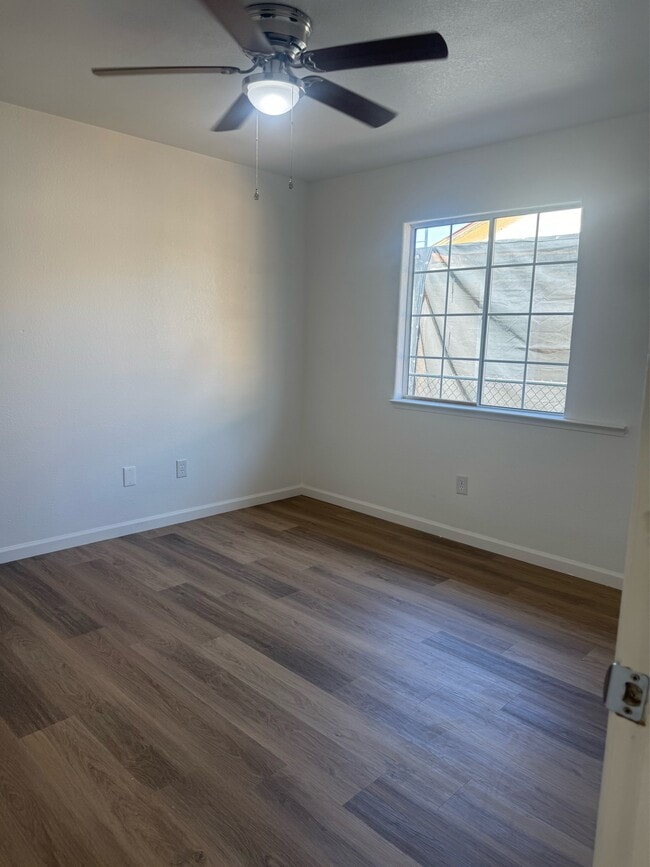 Building Photo - 339 W Kern Ave