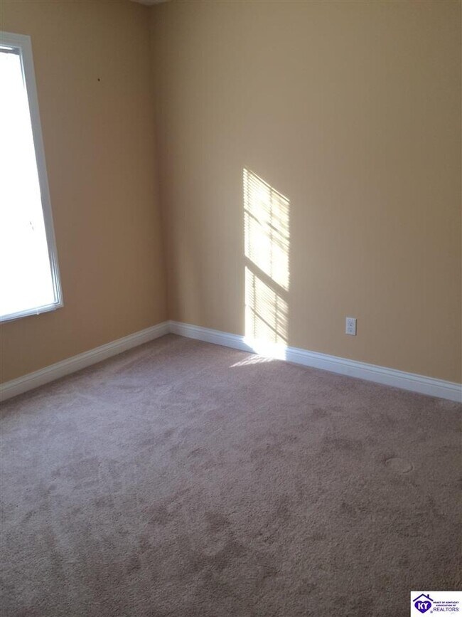 Building Photo - 913 Silktree Cir