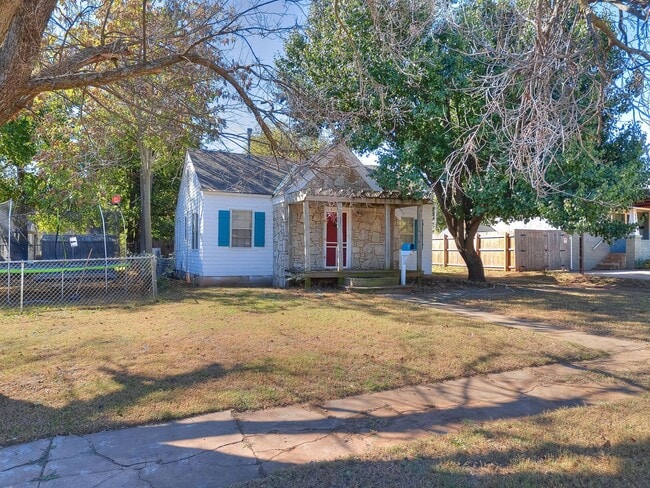 Building Photo - 2 Bed 1 Bath - Refrigerator Included - Urb...