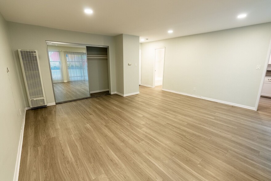 Interior Photo - 8375 Fountain Ave