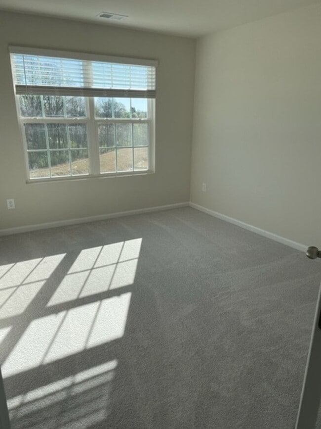 Building Photo - 3 Bed and 2.5 bath is now available!