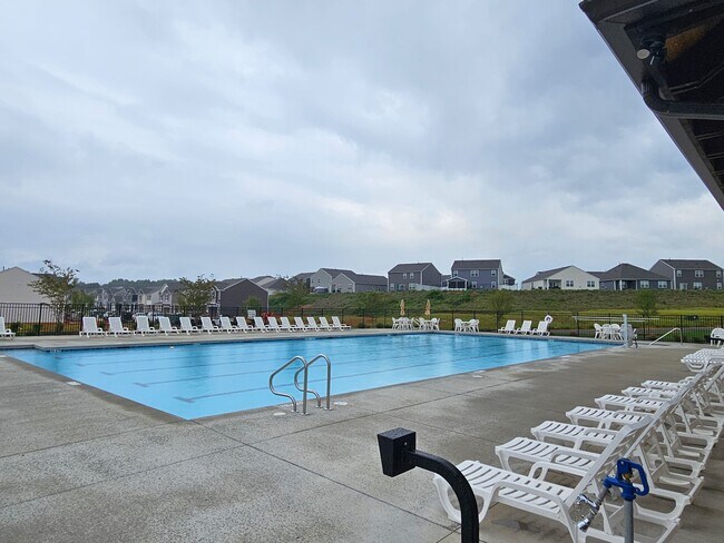Building Photo - 942 Pineland Dr