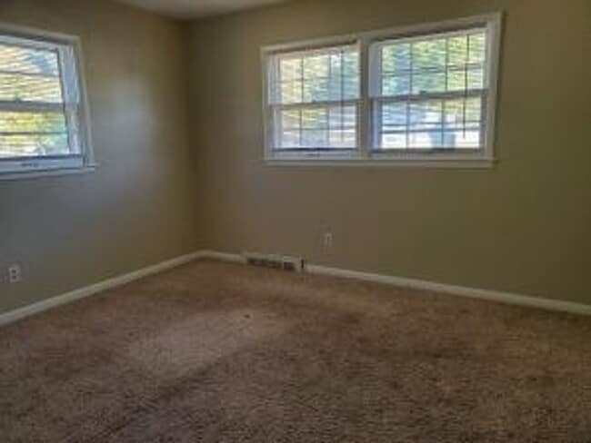 Building Photo - 3 Bedroom / 2 Bath House