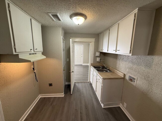 Building Photo - Charming 3BR Memphis Home with Bright Living Space & Backyard Retreat