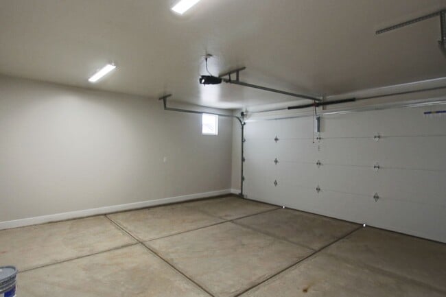 Building Photo - LIKE NEW: 2170+ SQFT and majestic VIEWS  3 Br 2.5 Ba 2 Car garage