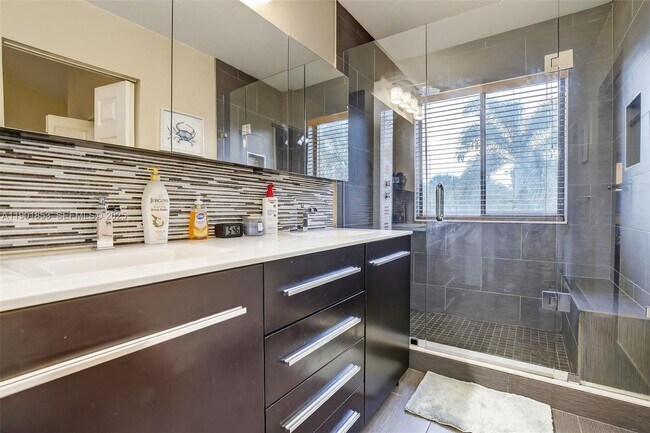 Building Photo - 1002 NW 105th Ave