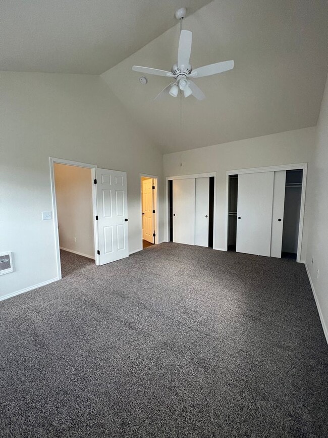 Building Photo - 3-bedroom 2 1/2-bathroom duplex