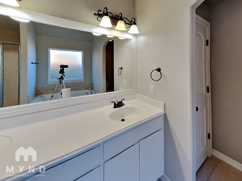 Building Photo - 3312 E Gillette St