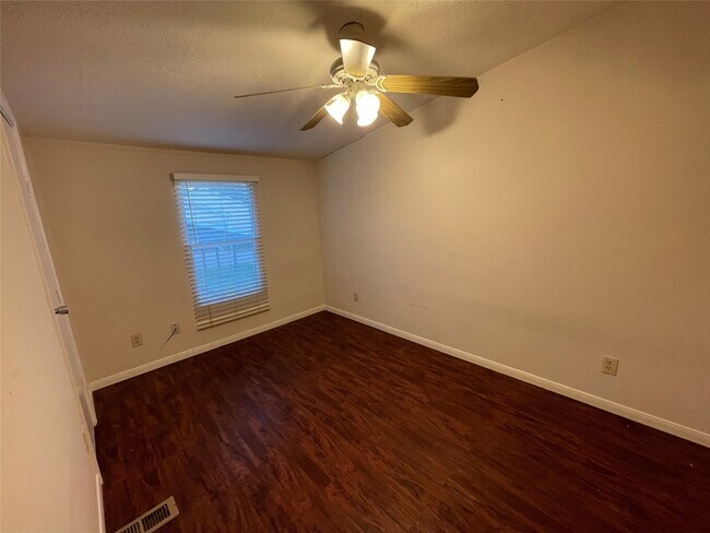 Building Photo - 16658 Meadowcroft St