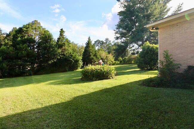 Building Photo - 549 Pringle Dr