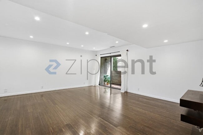 Building Photo - 743 Euclid Ave