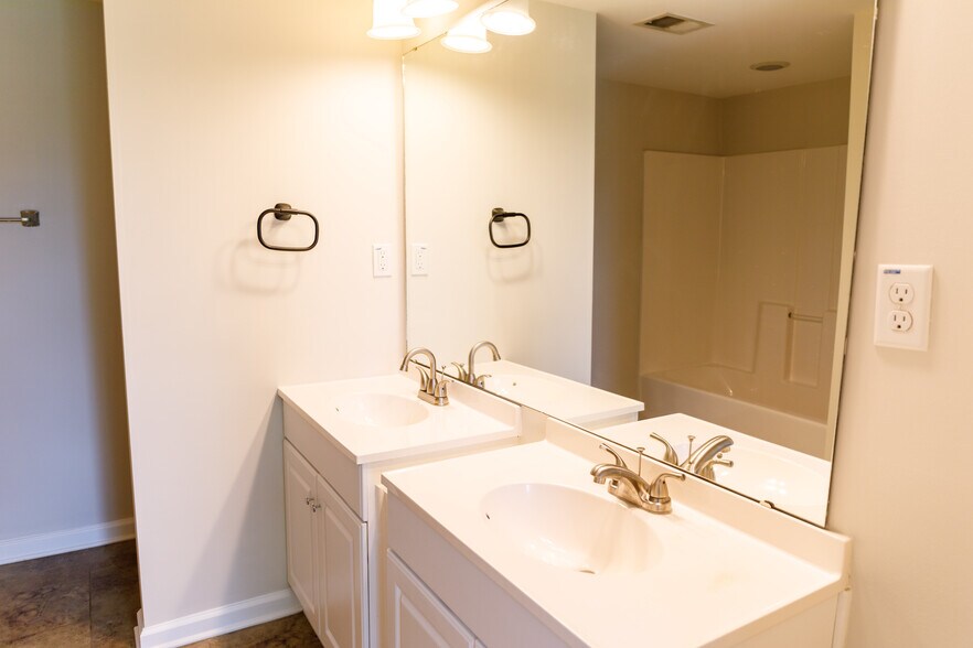 Building Photo - 116 America St