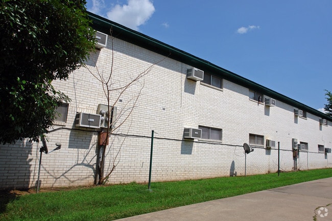 Building Photo - The Greens on 56th Apts