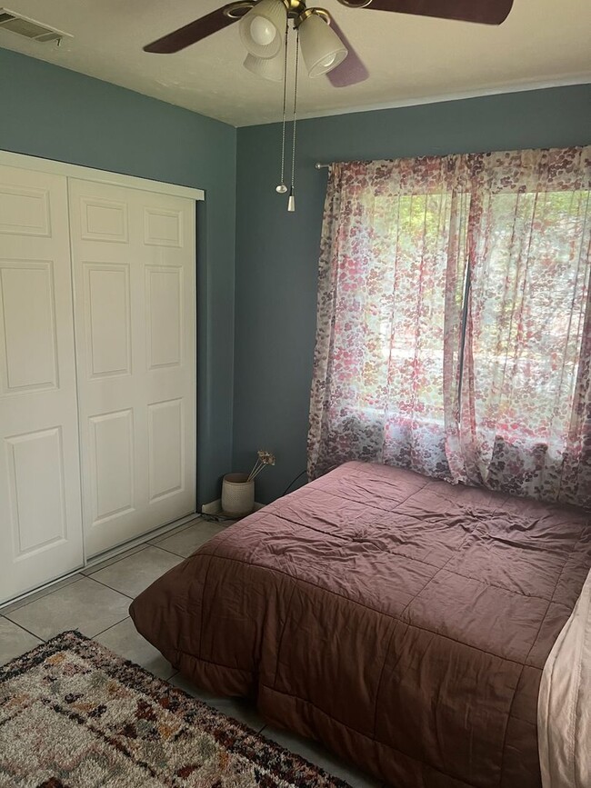 Building Photo - Super cute 3 bedroom 2 bath in NW Miram Manor