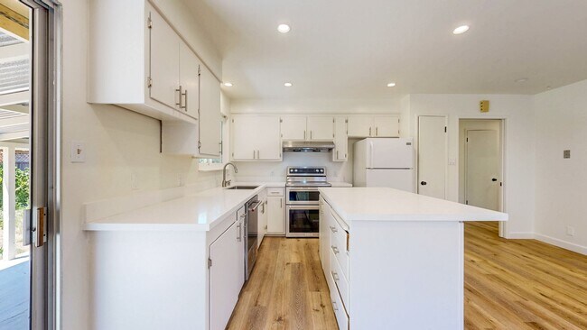Building Photo - 1925 Leafgreen Dr