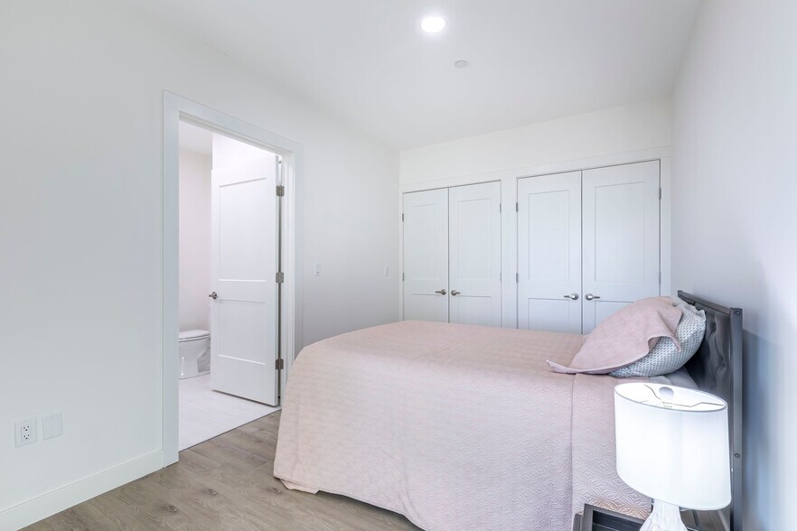 Building Photo - 319 Broadway