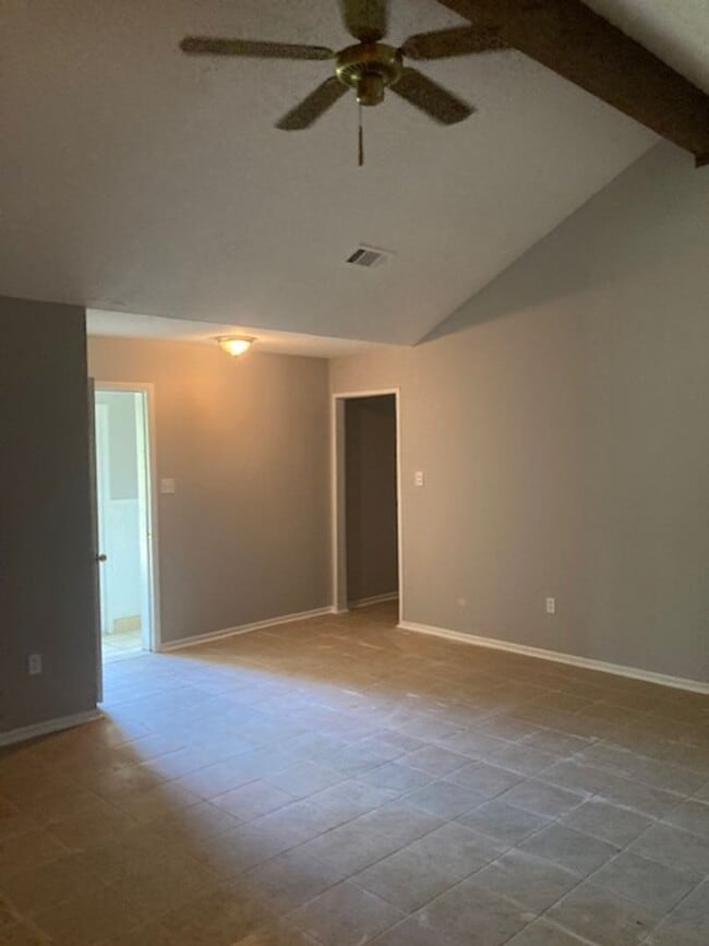 Building Photo - Moss Point 3 Bedroom